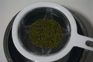 绿豆洗净后捞起，无需浸泡。