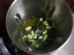 将除砂糖外的食材放入破壁机，并加入800毫升清水。