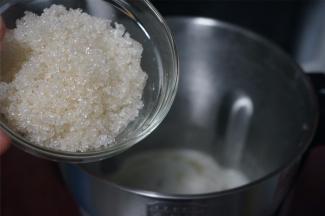 豆浆程序结束后，加入砂糖，用电动程序搅拌10秒至糖融化即可。