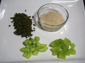 黄瓜、莴笋去皮切丁，并准备砂糖。