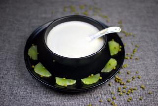 倒出豆浆，表面漂浮着厚厚的豆脂。