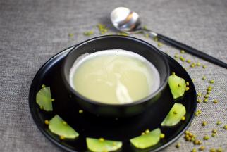 用勺子将白色泡沫捞走，可见淡绿的莴笋黄瓜绿豆浆。