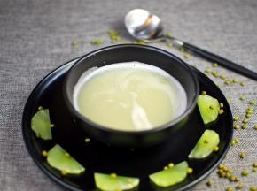 用勺子将白色泡沫捞走，可见淡绿的莴笋黄瓜绿豆浆。