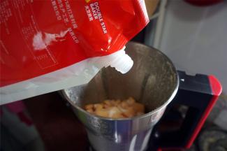 加入细砂糖。锁紧杯盖，选择旋转3档，搅打1分钟。