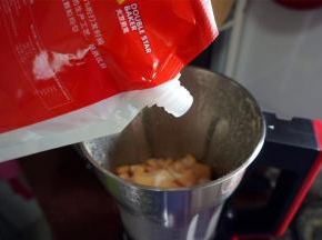 加入细砂糖。锁紧杯盖，选择旋转3档，搅打1分钟。