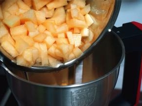 将哈密瓜果肉倒入破壁机。