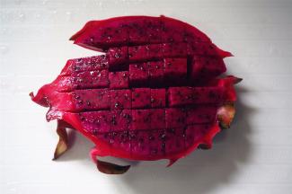 火龙果用刀划出十字格，取果肉。