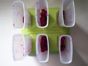 将果肉平均分配到6个冰棒模具中。