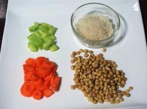 黄瓜去皮去芯切成丁，胡萝卜去皮切丁，黄豆用清水洗净捞起，准备砂糖。