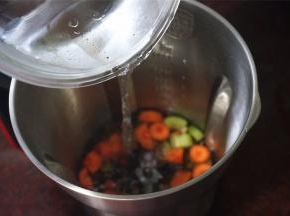 加水至800毫升刻度处，锁紧料理杯顶盖。