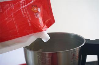 豆浆程序结束后，加入砂糖，选择点动10秒，砂糖在高温中搅打融化。