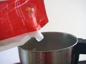 豆浆程序结束后，加入砂糖，选择点动10秒，砂糖在高温中搅打融化。