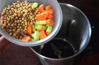 将除砂糖外的食材放入料理杯。