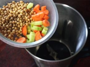 将除砂糖外的食材放入料理杯。