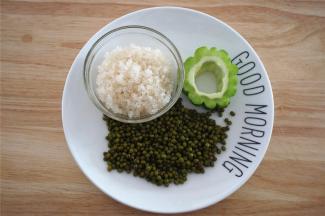 食材：苦瓜30克，绿豆50克，砂糖50克。