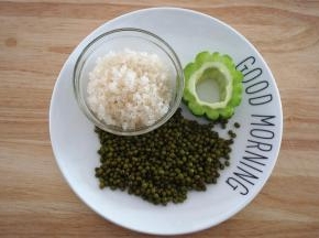 食材：苦瓜30克，绿豆50克，砂糖50克。