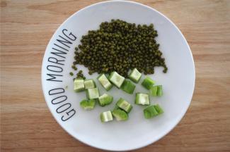 将绿豆用清水洗净，苦瓜去籽切成丁。