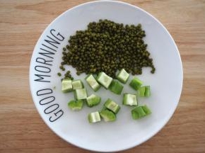 将绿豆用清水洗净，苦瓜去籽切成丁。