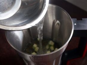 将食材放入料理杯中，加入清水至800毫升刻度处。