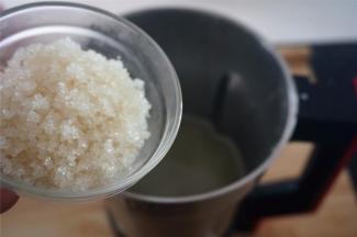 豆浆程序结束后，放入砂糖，然后用点动功能搅打10秒至糖溶解即可。