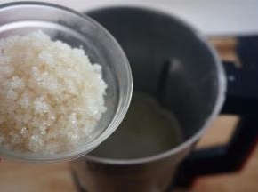 豆浆程序结束后，放入砂糖，然后用点动功能搅打10秒至糖溶解即可。