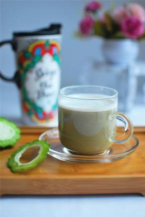 隔着滤网，将豆浆倒出。过滤目的是去除泡沫。