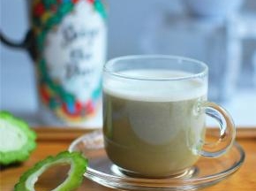 隔着滤网，将豆浆倒出。过滤目的是去除泡沫。