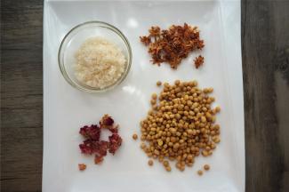 食材：干玫瑰花，干茉莉花，干黄豆，砂糖。其中黄豆洗净捞起即可，无需浸泡。茉莉花和玫瑰花浸洗1分钟左右捞起。