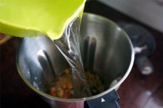 加入800毫升清水。