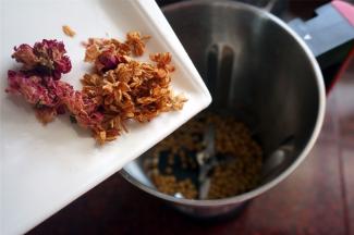 将除砂糖外的食材放入破壁机。