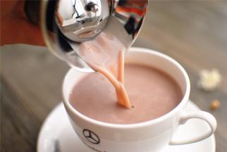 将豆浆倒出即可。