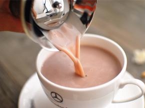 将豆浆倒出即可。