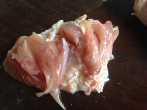 鸡腿去骨，脱骨后把肌肉上的筋络切除或割断，去用厨房纸吸干水分