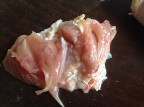 鸡腿去骨，脱骨后把肌肉上的筋络切除或割断，去用厨房纸吸干水分