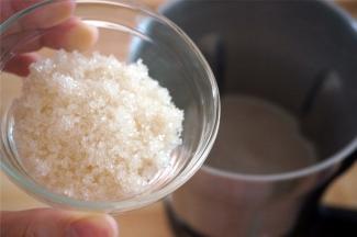 程序结束后加入砂糖，然后用点动功能搅打10秒至糖完全融化。