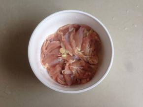 将鸡腿放入碗里，用牙签在鸡腿上戳一些小孔