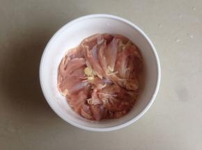 将鸡腿放入碗里，用牙签在鸡腿上戳一些小孔