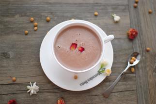 放上两片干玫瑰花装饰，美美哒！