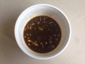 另一碗装入酱油、盐、鲍鱼汁、姜蓉、料酒、黑胡椒粉、蜂蜜和油等调成的酱汁