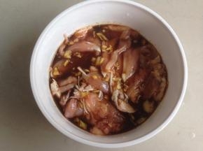 将酱汁倒入装鸡腿的碗里，腌半个小时
