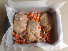 烤盘里铺上油纸，将鸡腿和一半的酱汁都放入烤盘，鸡皮向上