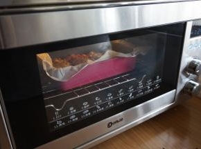 放入已经预热到175度的东菱K40C烤箱，烘烤10分钟取出