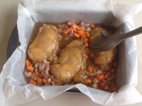 将烤箱温度调到200度，用刷子粘酱汁刷在鸡皮表面，继续烘烤15分钟左右