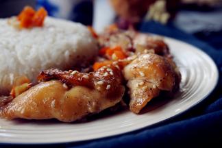 香喷喷的烤鸡腿配上白米饭