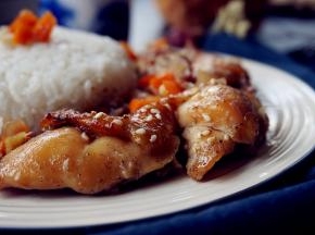 香喷喷的烤鸡腿配上白米饭