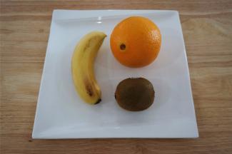 食材：猕猴桃1个，柳橙1个，香蕉1根。