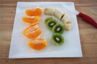 柳橙洗净去皮，切块。香蕉去皮切段。猕猴桃洗净切开取果肉。