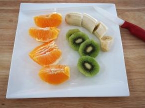 柳橙洗净去皮，切块。香蕉去皮切段。猕猴桃洗净切开取果肉。