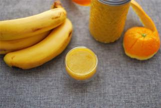 做好的果汁倒出即可享用。