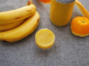 做好的果汁倒出即可享用。